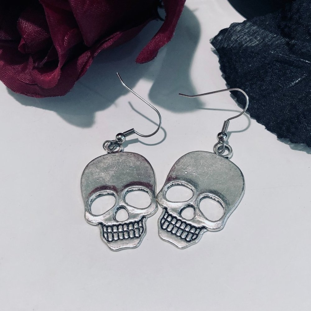 💍2/$20! Handmade Antique Silver Skull Earrings 🎃 - Picture 2 of 5